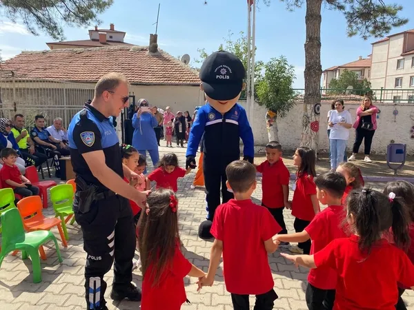 polis-maskotu-anaokulunda-miniklerin-nesesine-nese-katti-1758118180745.jpg
