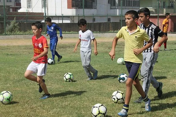 Terör mağduru çocuklara futbol eğitimi