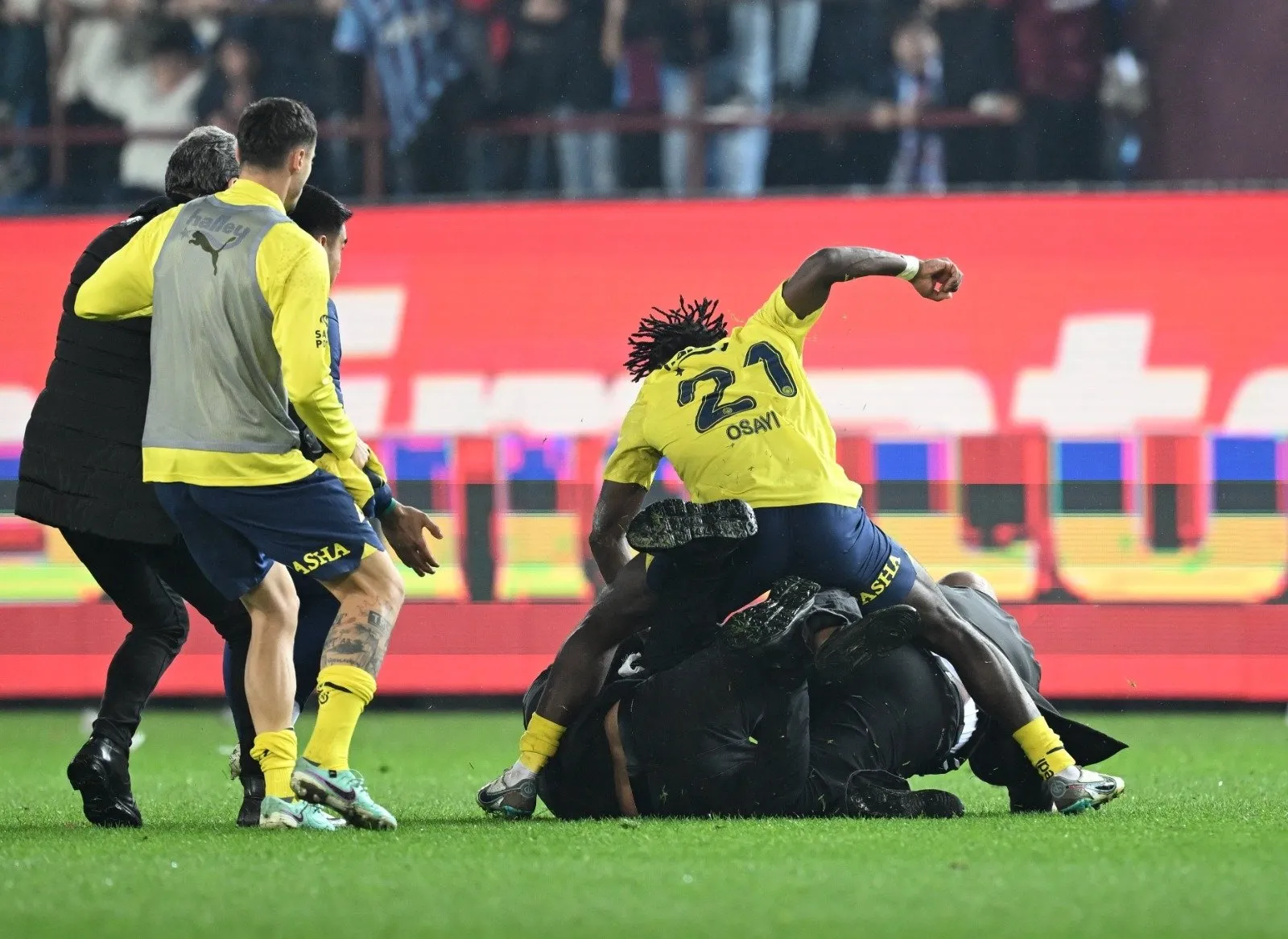 SON DAKİKA: Trabzonspor - Fenerbahçe maçında ortalık bir anda karıştı! Maç biter bitmez taraftarlar ve futbolcular kavga etti - Galeri - Spor