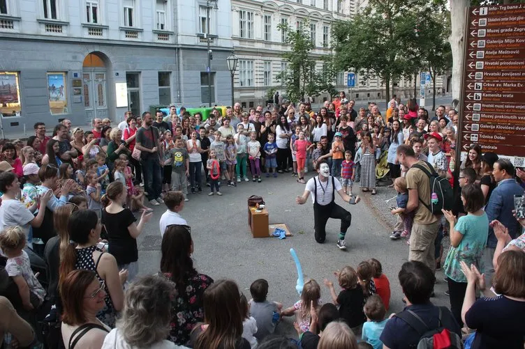 Hırvatistan’da renkli sokak festivali