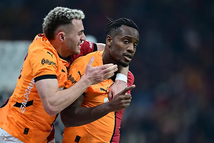 Son dakika haberleri: Galatasaray - Trabzonspor maçında olay pozisyon! Eren Elmalı’nın topu dışarıdan mı geldi? Uğurcan - Mendy gerginliğİ...