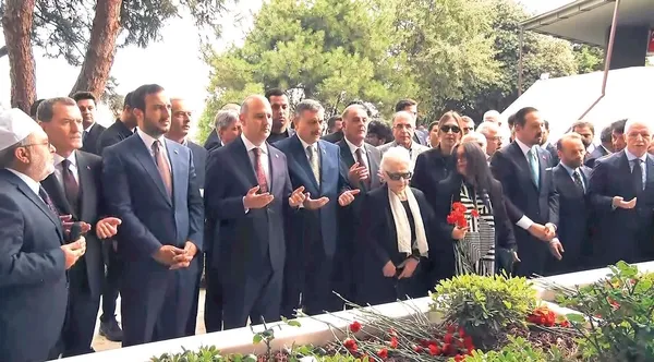 adnan-menderes-ve-arkadaslari-kabirleri-basinda-anildi-sevgiyi-daragacina-cekemezsiniz-1789677954309.jpeg
