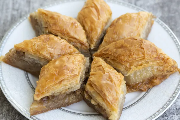 bayram-baklavasiz-olmaz-en-iyi-baklavanin-puf-noktasi-1718522832493.jpg