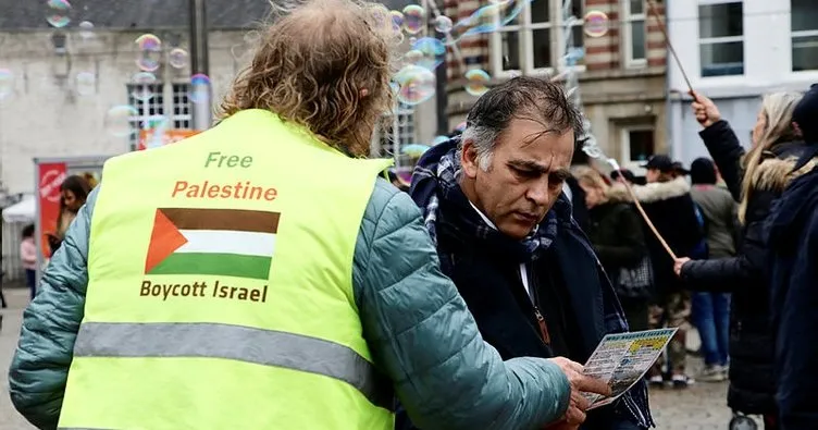 İsrail’in Filistin’deki zulmüne karşı tek başına gösteri yapıyor