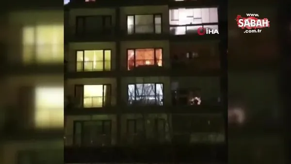 Yeni yıla evlerinde girenler balkonda şarkı söyleyen gence, mahalleli böyle eşlik etti | Video