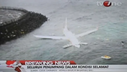 Pistten çıkan yolcu uçağı denize düştü