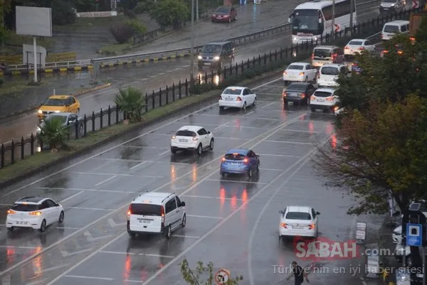 Gök gürültülü sağanak Trabzon'da etkili oldu