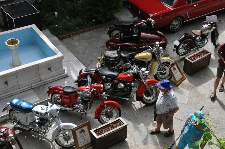 Kuşadası’nda antika otomobil, motosiklet ve soba sergisi
