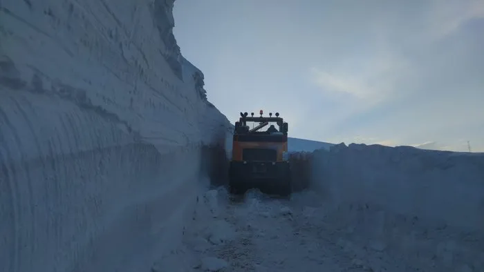 5-6 metreyi geçen karda zorlu yol açma çalışması
