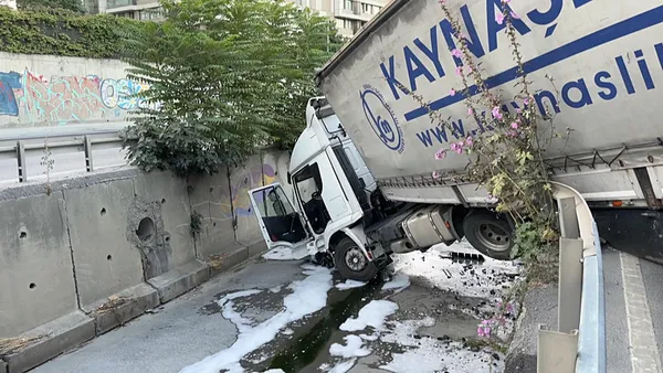 esenlerde-feci-kaza-kontrolden-cikan-tir-dere-yatagina-uctu1-yarali-1786513108149.jpeg