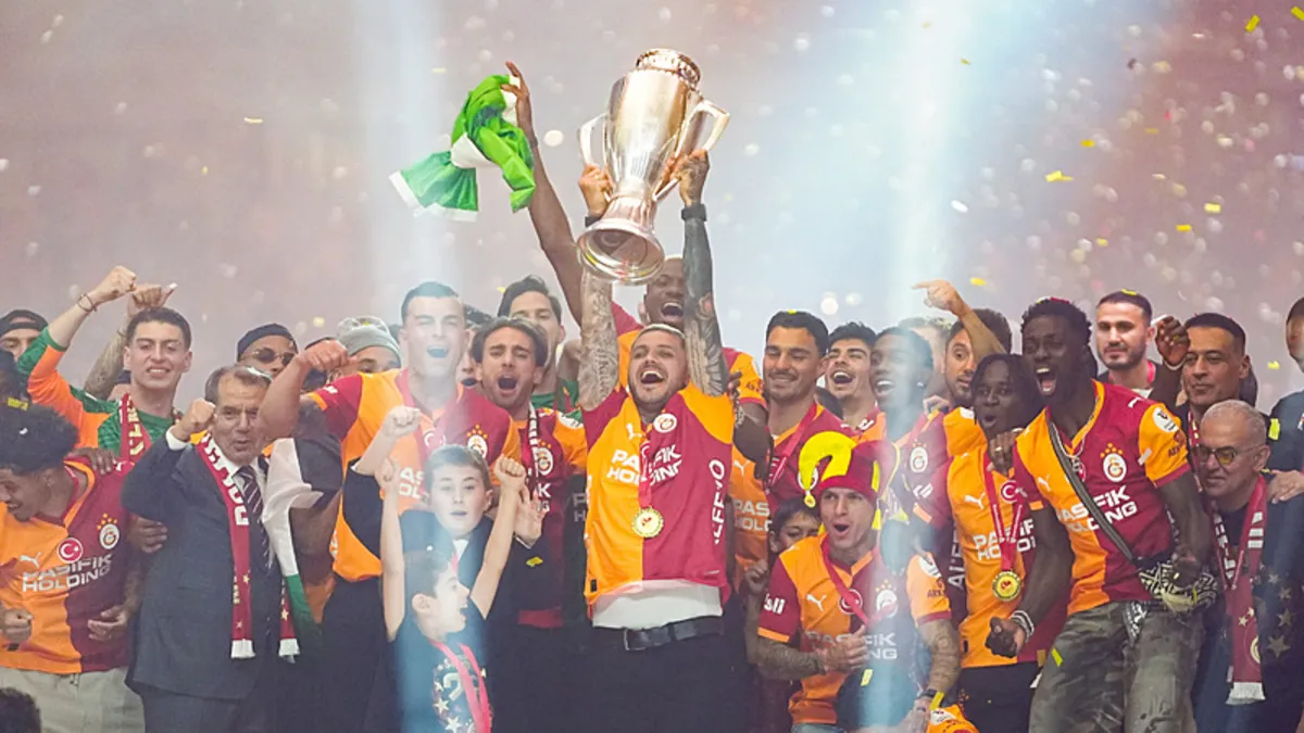 CANLI | Galatasaray şampiyonluk kutlamaları! Cimbom kupasına kavuştu...