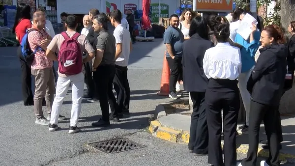 kucukcekmecede-korkutan-yangin-otoparktaki-arac-alev-topuna-dondu-bina-tahliye-edildi-1790329633575.jpg