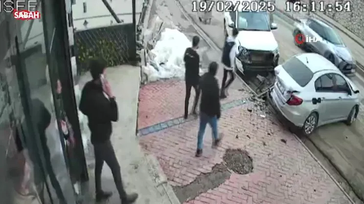 Hakkari’de hızlı ilerleyen otomobil park halindeki araca çarptı | Video