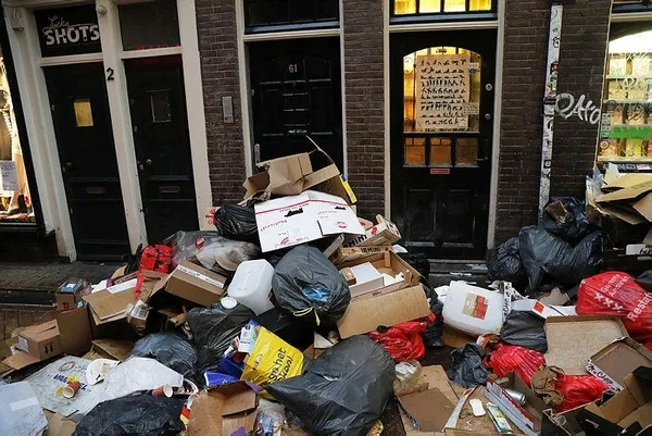 Amsterdam'da grev! Çöp dağları oluştu