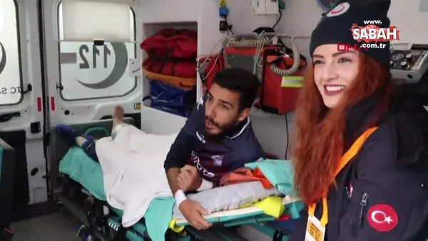 Sakatlanan futbolcu maçı ambulansta izledi | Video