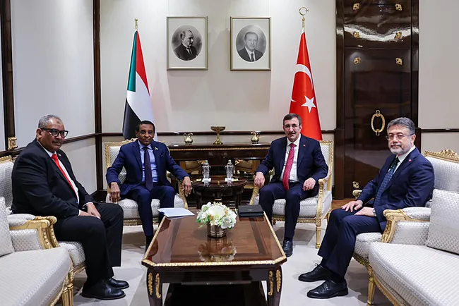 cumhurbaskani-yardimcisi-yilmaz-sudan-basbakani-idris-ile-bir-araya-geldi-1779289846098.jpg Cumhurbaşkanı Yardımcısı Yılmaz, Sudan Başbakanı İdris ile bir araya geldi