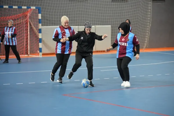 sessiz-ciglik-sahaya-tasti-isitme-engelli-kadinlardan-futbol-soleni-1779020799016.jpg