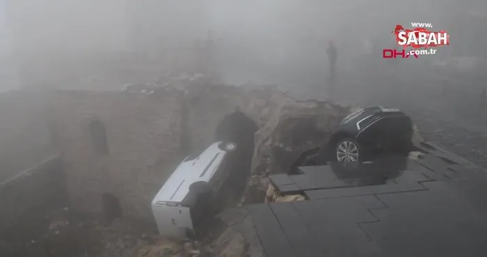Mardin’de yol çöktü; park halindeki araçlar tarihi evin avlusuna düştü | Video