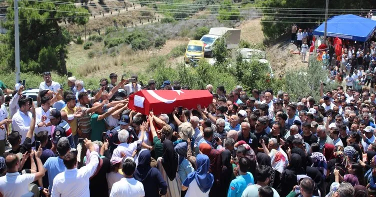 Şehit Uzman Çavuş Alpay Aras’ın cenazesinde binlerce kişi katıldı