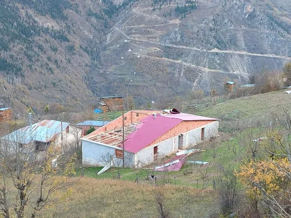 gumushanede-etkili-olan-firtina-16-evin-catisini-ucurdu-1701176124184.jpg