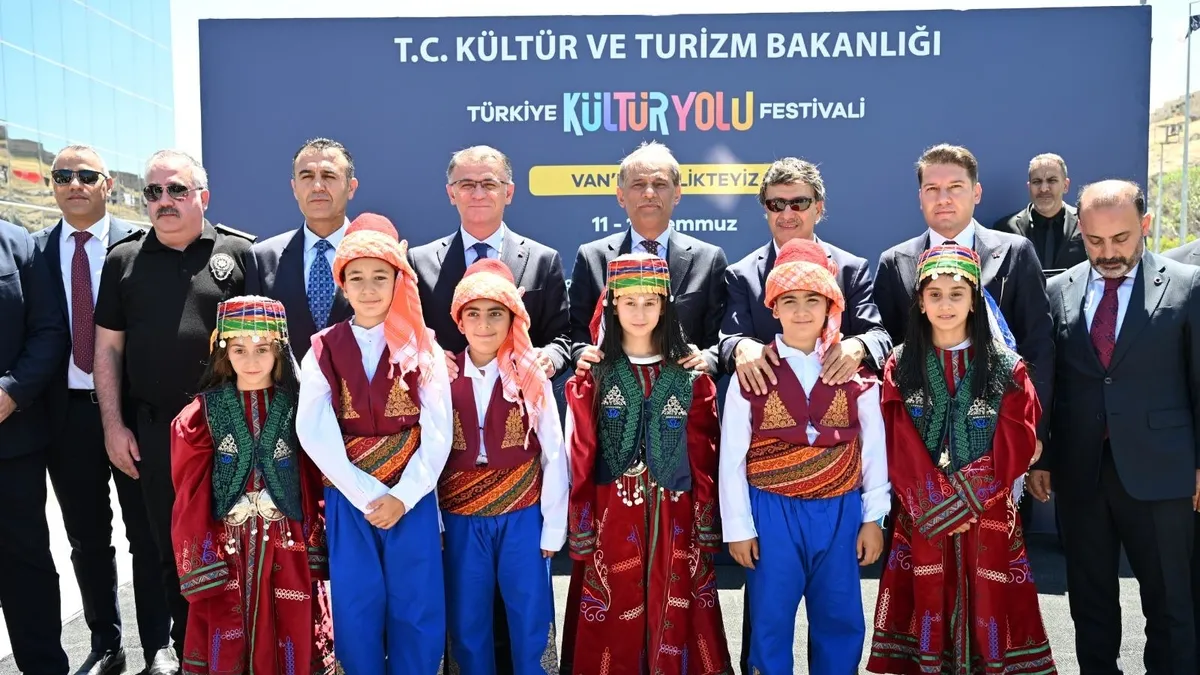 Van’da dokuz gün sürecek kültür, sanat ve lezzet şöleni başladı! Van’da dokuz gün sürecek kültür, sanat ve lezzet şöleni başladı!