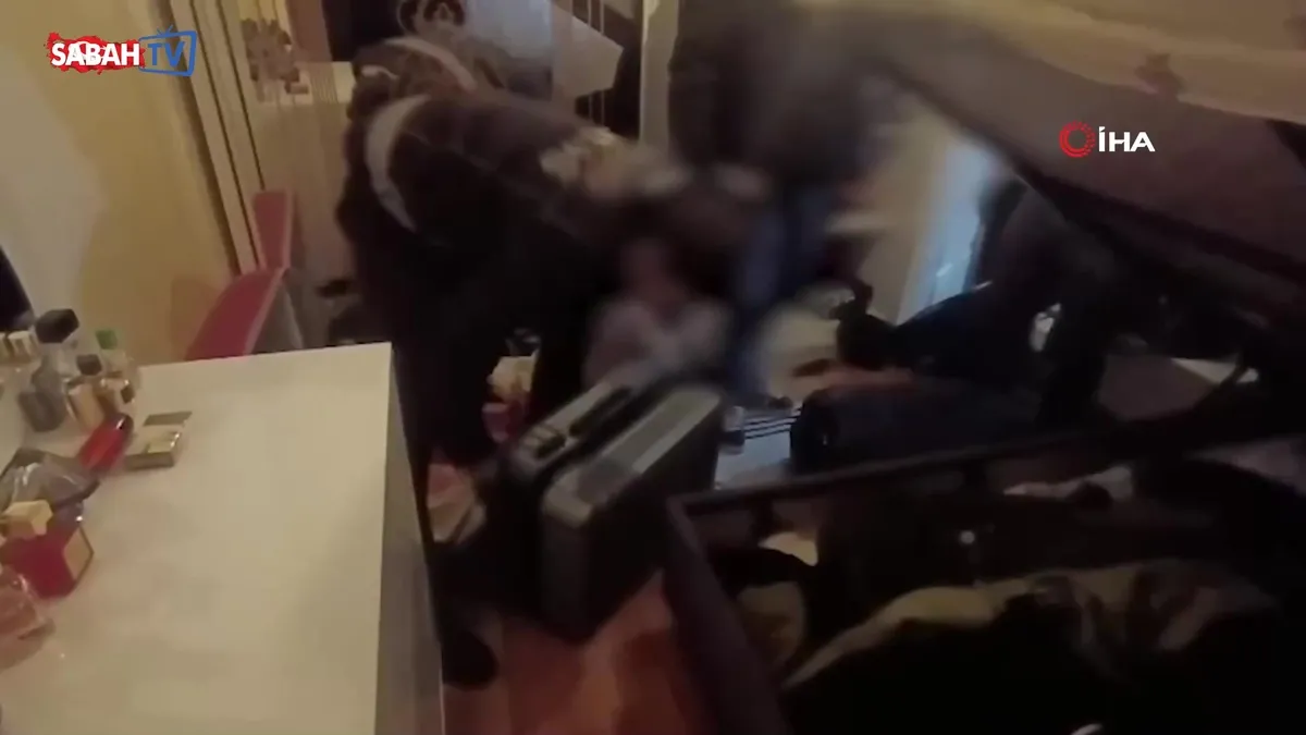 Bahçelievler’de valizden uyuşturucu çıktı: 18 kilo katı metamfetamin ele geçirildi | Video videosunu izle Bahçelievler’de valizden uyuşturucu çıktı: 18 kilo katı metamfetamin ele geçirildi | Video videosunu izle