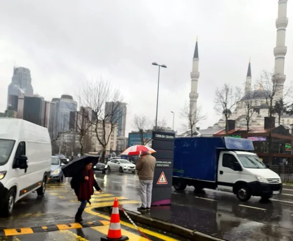yagmur-istanbulda-trafigi-yogunlastirdi-carsamba-gunu-kar-yagisi-bekleniyor-1739873150368.jpg