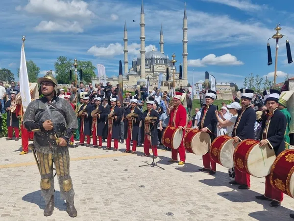 fetih-coskusu-edirnede-mehter-marslariyla-basladi-1778853022538.jpg
