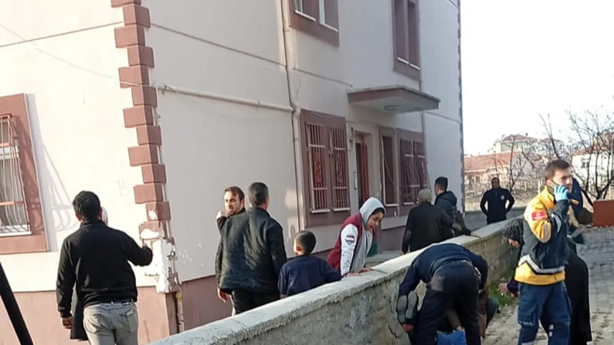 Ankara’da apartman dairesinde yangın: 4 kişi dumandan etkilendi! Ankara’da apartman dairesinde yangın: 4 kişi dumandan etkilendi!