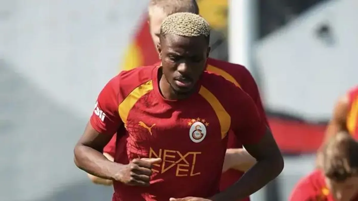 Galatasaraylı futbolcu Victor Osimhen'in sahada olduğu bir fotoğraf.