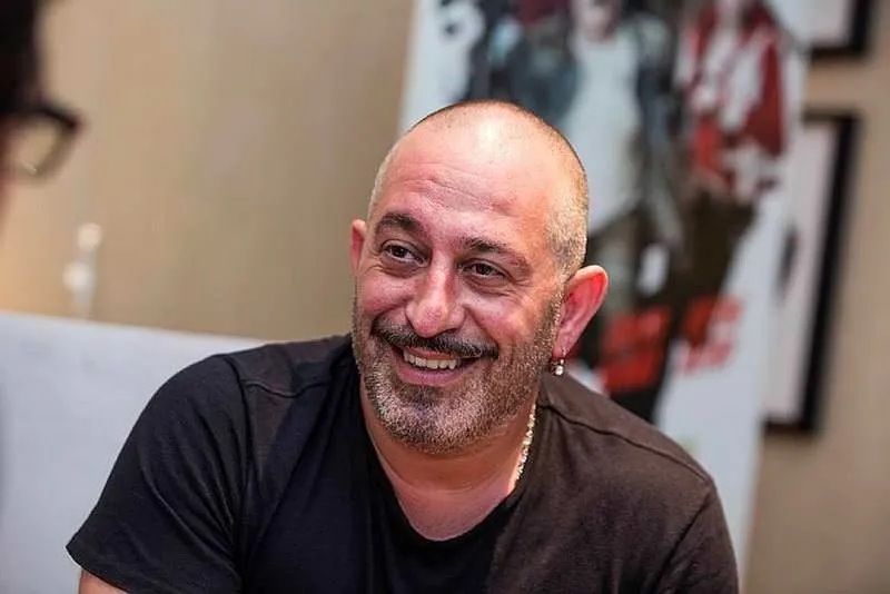 Cem Yilmaz Film Ekibiyle Sarki Soyledi En Son Haber