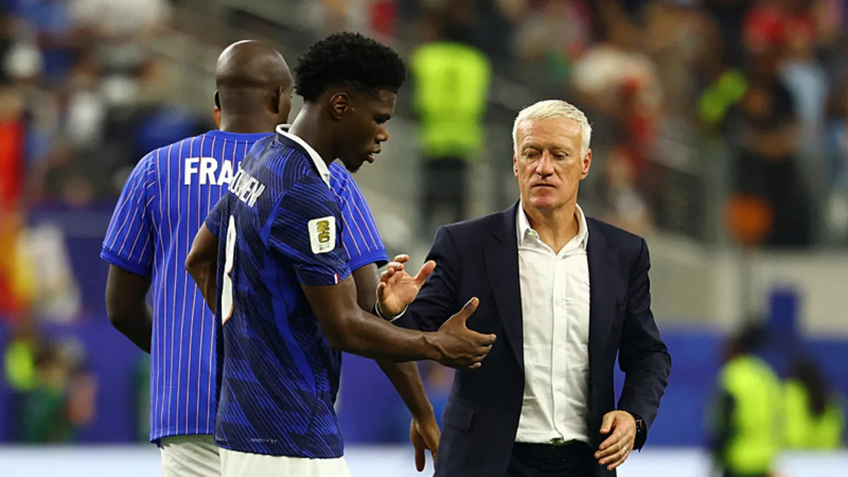 Aurelien Tchouameni, Fransa Milli Takımı formasıyla sahada.