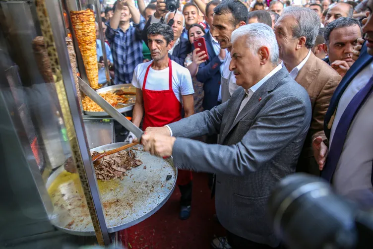 Binali Yıldırım, Sur ilçesinde esnafı ziyaret etti