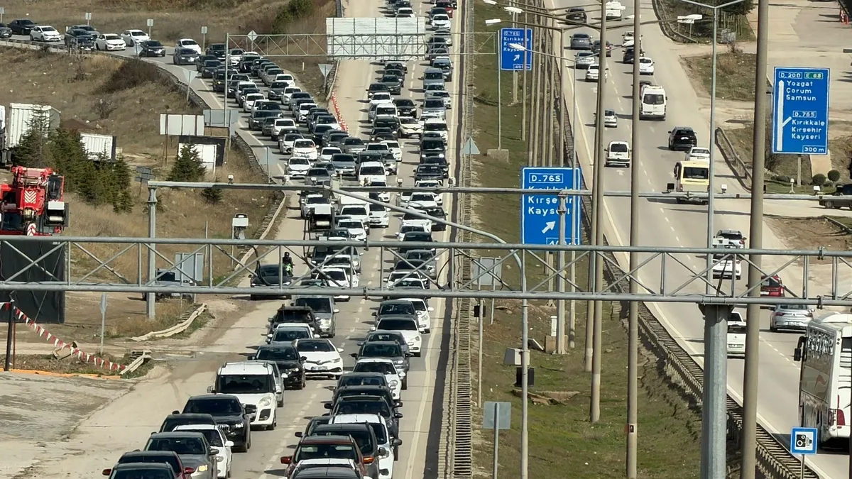 Kilit kavşakta dönüş yoğunluğu: Araç kuyrukları kilometrelerce uzadı Kilit kavşakta dönüş yoğunluğu: Araç kuyrukları kilometrelerce uzadı