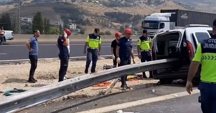 Otomobil otoyolda bariyere çarptı! 2 ölü