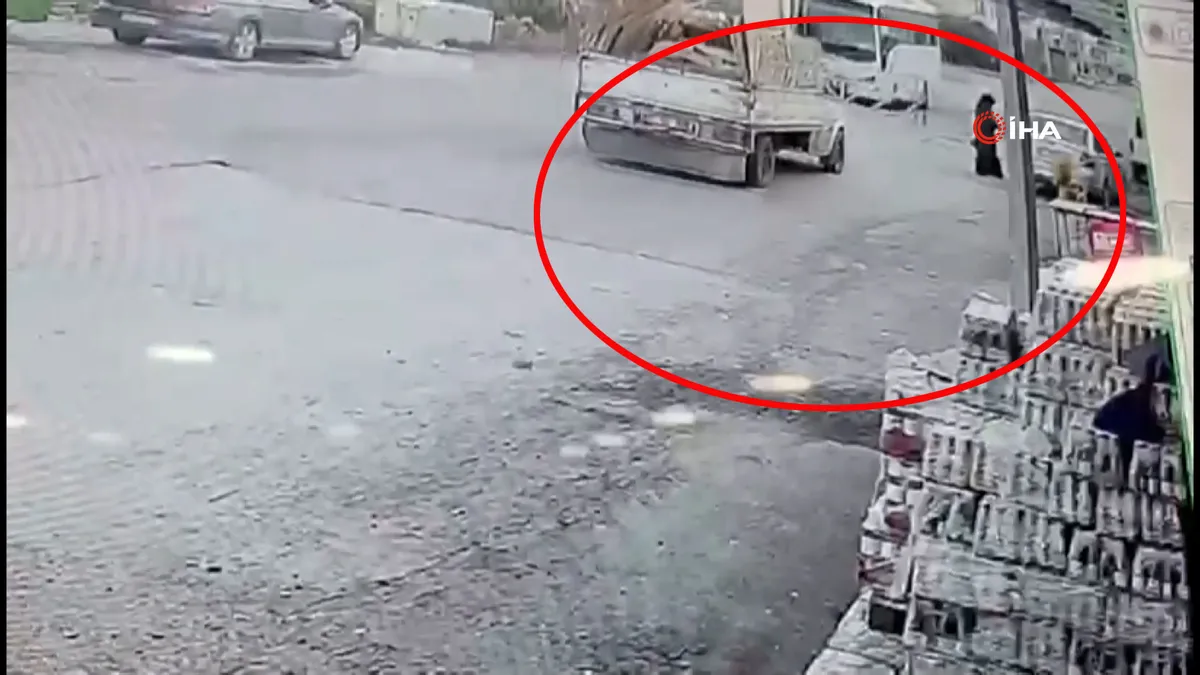 Hatay’da kamyonetin açık kapağı kadının kafasına çarptı… O anlar kamerada | Video videosunu izle Hatay’da kamyonetin açık kapağı kadının kafasına çarptı… O anlar kamerada | Video videosunu izle
