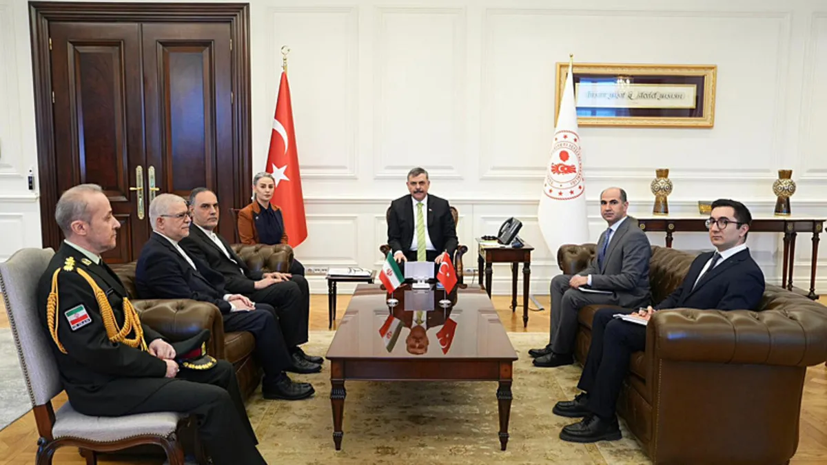 Bakan Çiftçi, İran’ın Ankara Büyükelçisi Habibullahzadeh ile bir araya geldi Bakan Çiftçi, İran’ın Ankara Büyükelçisi Habibullahzadeh ile bir araya geldi