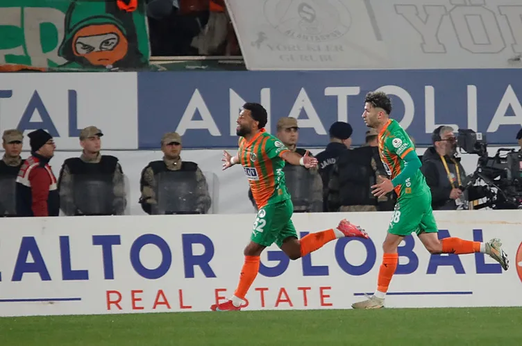 Son dakika: Alanyaspor - Galatasaray maçının devre sonunda gerginlik! Okan Buruk ve hakem Yasin Kol...