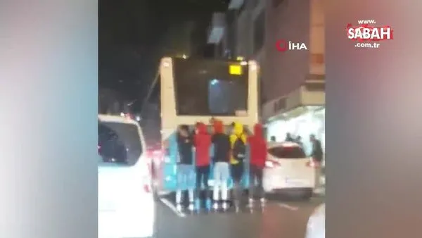 İstanbul’da patenli ve motosikletli gençlerin tehlikeli yolculukları kamerada | Video