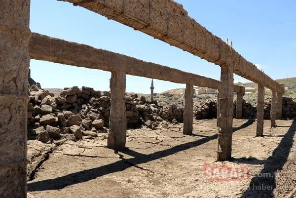 Baraj suları çekilince... Tarihi köy ortaya çıktı!