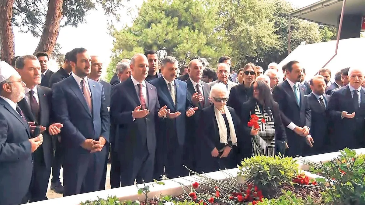 Adnan Menderes ve arkadaşları kabirleri başında anıldı: 'Sevgiyi darağacına çekemezsiniz'
