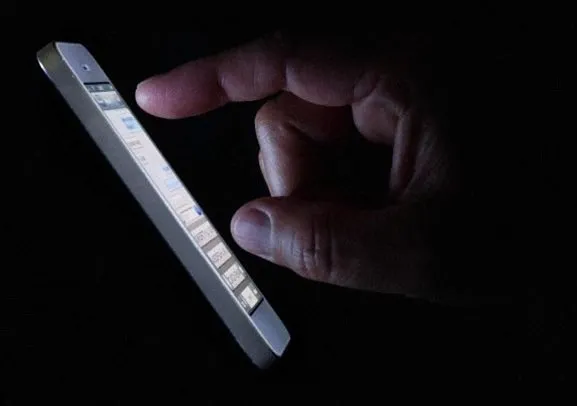 Karanlıkta telefon kullanmak geçici körlüğe mi sebep oluyor?