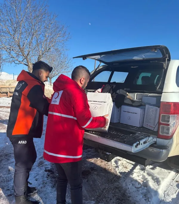 kizilay-afad-ve-gonulluler-kar-ve-soguga-aldirmadan-ihtiyac-sahiplerine-koli-ulastirdi-1767517102952.jpg