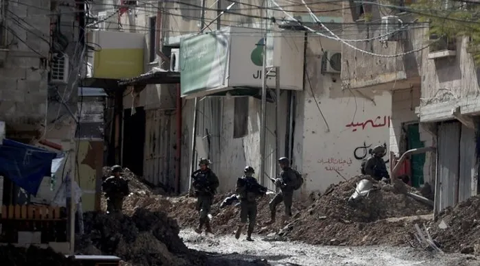 Siyonist İsrailliler Batı Şeria’da Filistinlilerin beldesine saldırdı