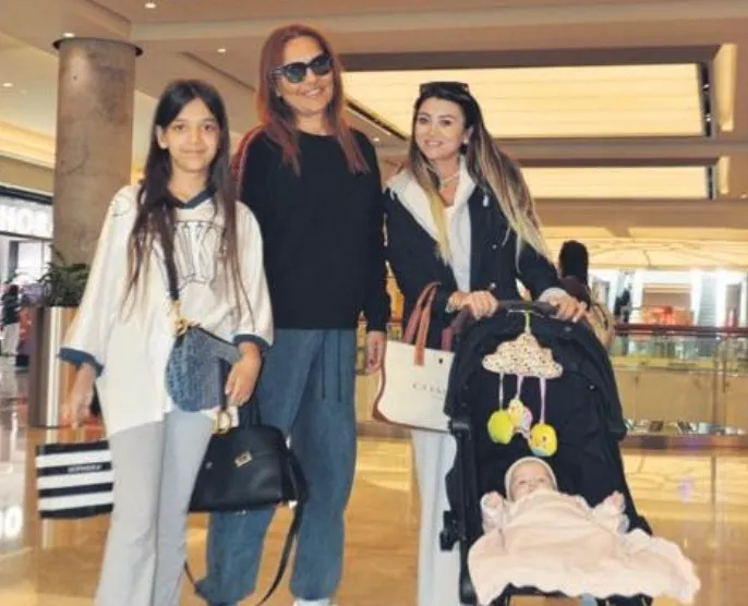 Hira büyüdü, annesiyle tarz yarışına girdi! Demet Akalın ve kızının AVM turu bakın nasıl olay oldu...