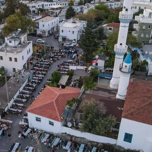 bodrumda-vatandaslar-ramazan-sofralarinda-bir-araya-geldi-1712518197055.jpeg