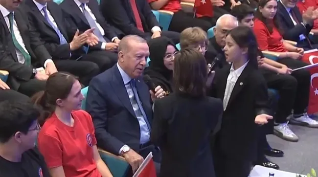 baskan-erdogan-cocuklarla-birlikte-turku-soyledi-yeni-egitim-ogretim-yili-acilis-toreninde-icleri-isitan-anlar-1789389002200.jpg