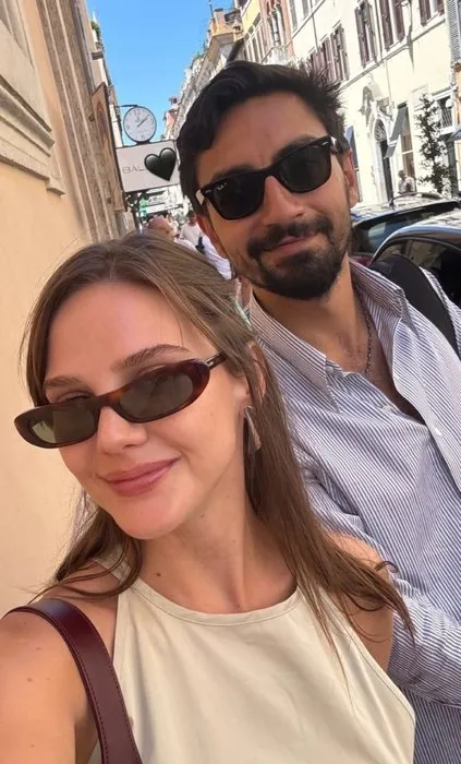 Roma sokaklarında aşk! Alina Boz ve Umut Evirgen’den romantik pozlar