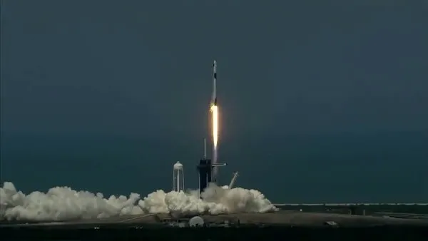 SpaceX’in insanlı uzay mekiği yörüngeye böyle fırlatıldı | Video