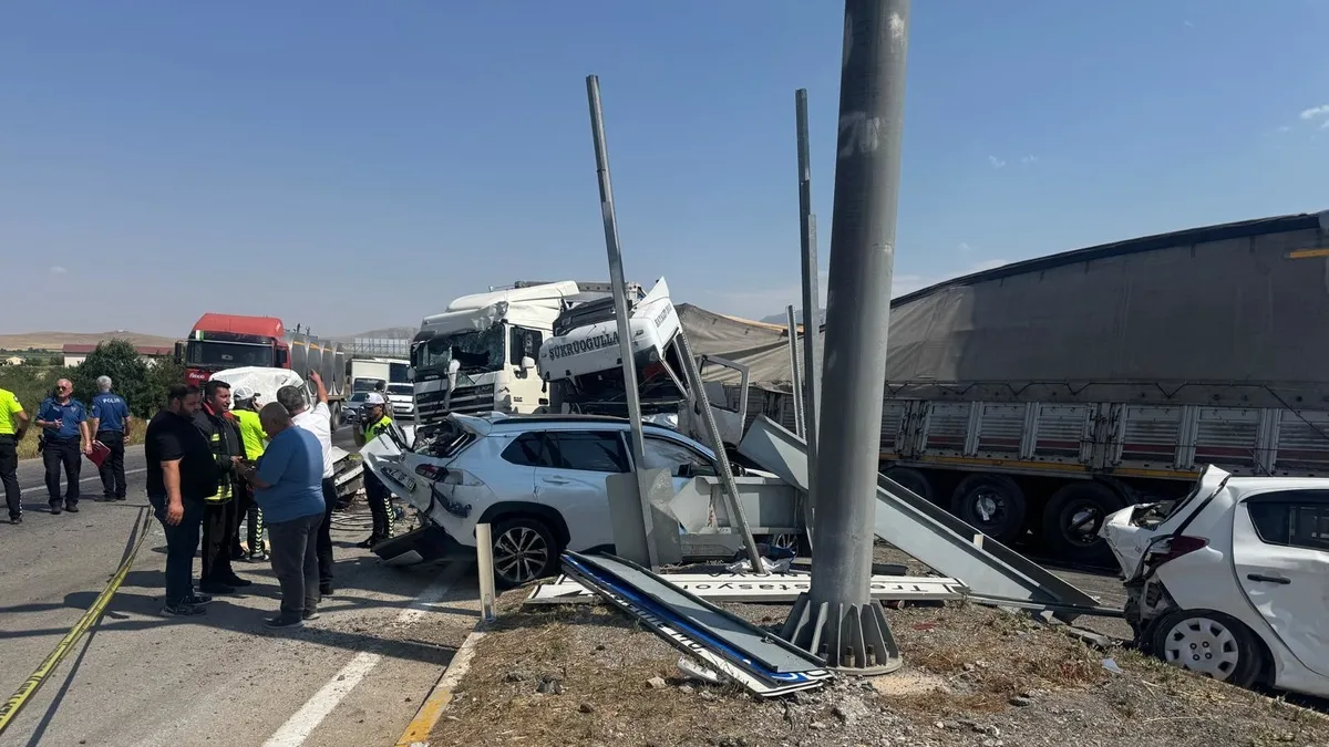 Freni boşalan TIR dehşet saçtı: Kırmızı ışıkta bekleyen araçları ezdi geçti! 1 ölü, 9 yaralı Freni boşalan TIR dehşet saçtı: Kırmızı ışıkta bekleyen araçları ezdi geçti! 1 ölü, 9 yaralı